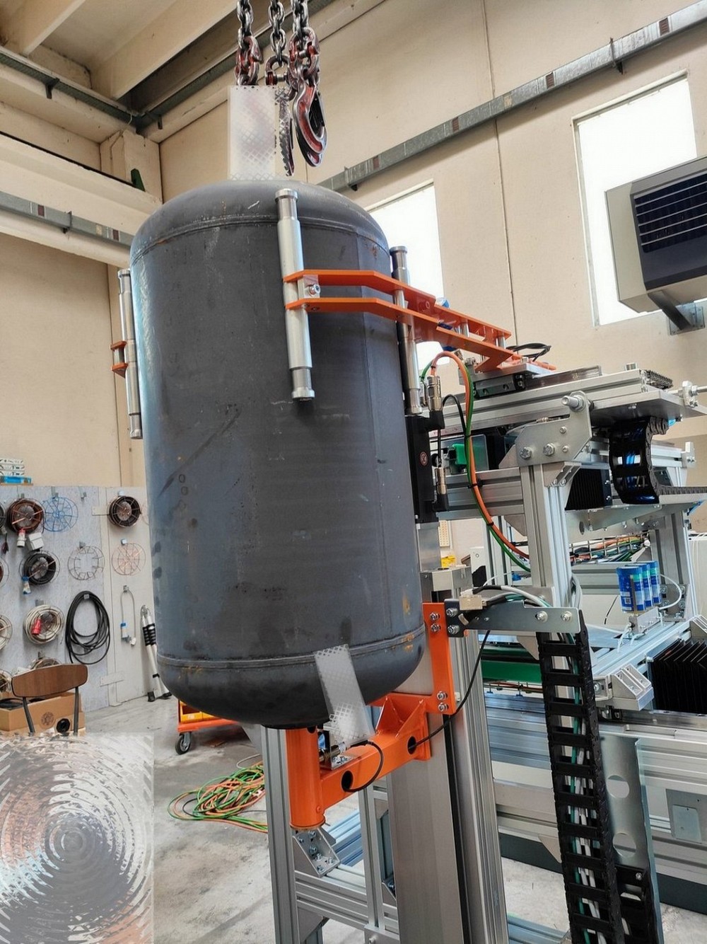 Controllo Smaltatura Boiler con Visione in Movimento su Catena Aerea